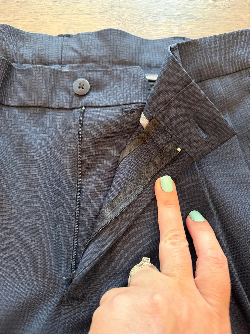 Van Heusen Traveler 36x29 Classic Fit/Pleat Front Navy Blue w/Black Dress Pants
